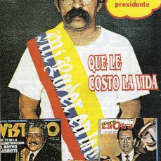 El rockero Jaime Pancho hueveando a los políticos (Febres Cordero izq. - Rodrigo Borja dcha.)