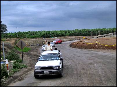 47 - Remodelando la ruta E25, a la altura de Pasaje, hacia Santa Rosa (vía GYE a Huaquillas, 2013)