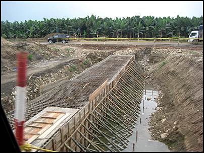 51 - Construcción de alcantarillado o agua potable en la ruta E25, a la altura de Machala.