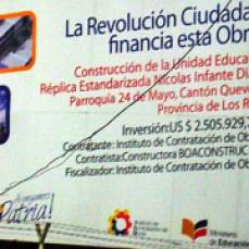 24 - Cartel gubernamental colocado en la terminal terrestre de Quevedo (Ecuador,enero 2013)