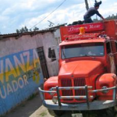 09 - Camión entrampado junto a la vía del tren turístico Quito-Latacunga (Ecuador,febrero 2013)